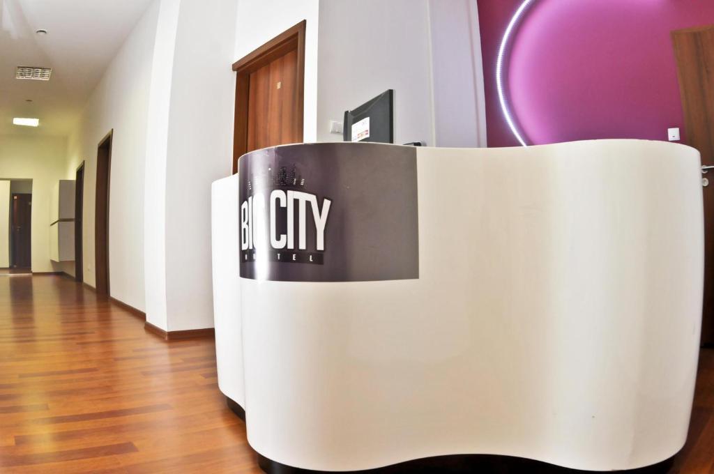 Big City Hostel Wrocław Buitenkant foto